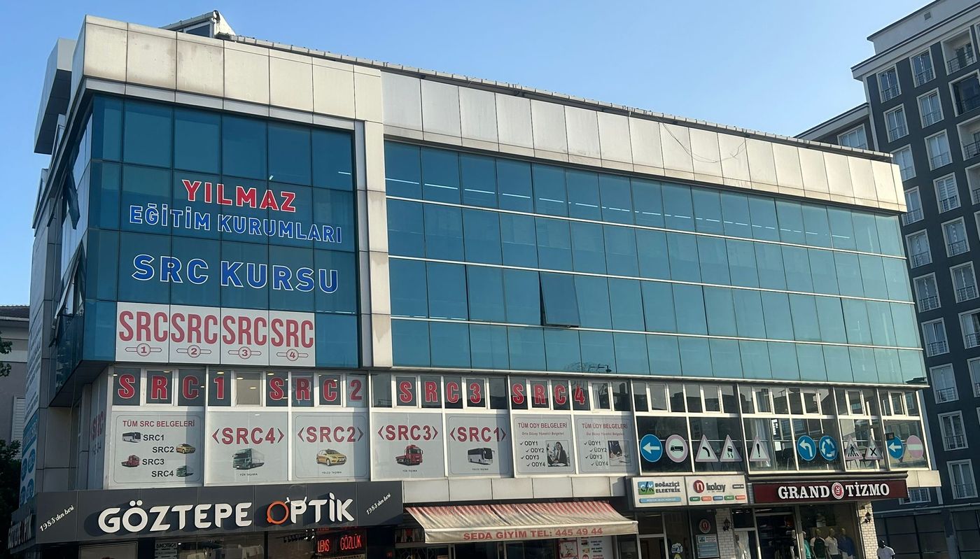 Velioğlu Caddesi No:127'deki kurs binası, cephede Yılmaz SRC Kursu tabelası